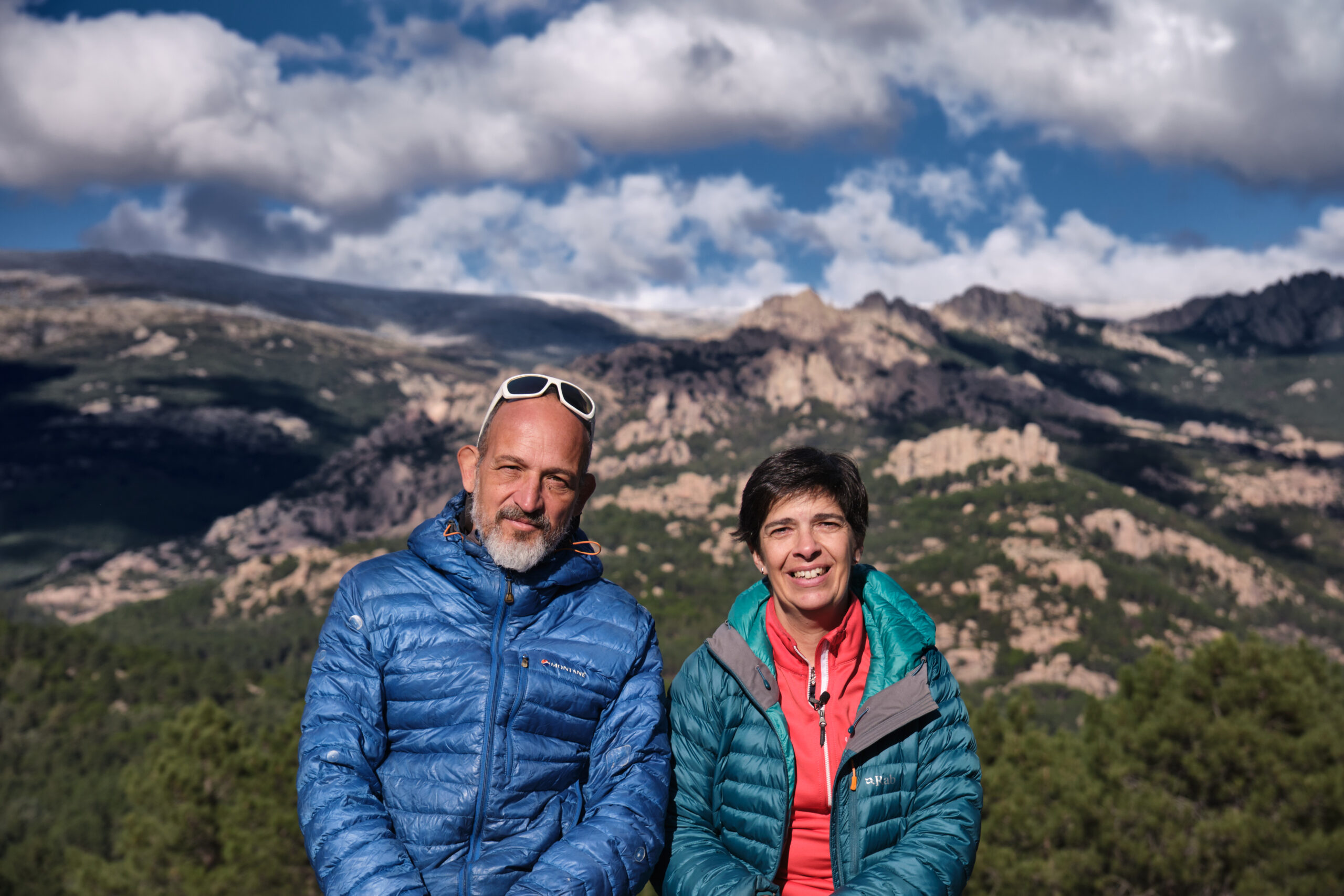 Personas en una montaña disfrutando de una ruta